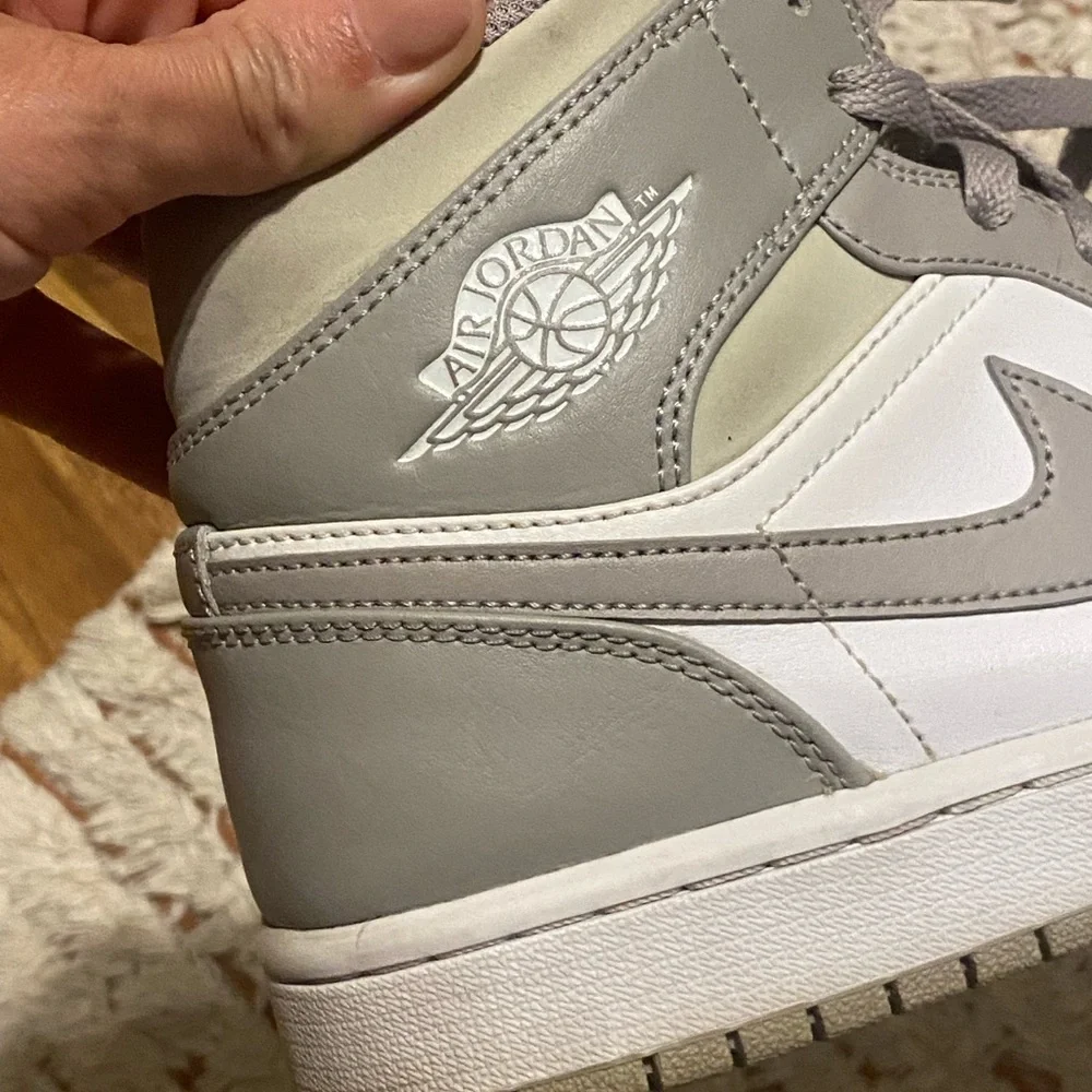 Air Jordan 1 Mid 'Linen' - size US M 7.5 / W 9